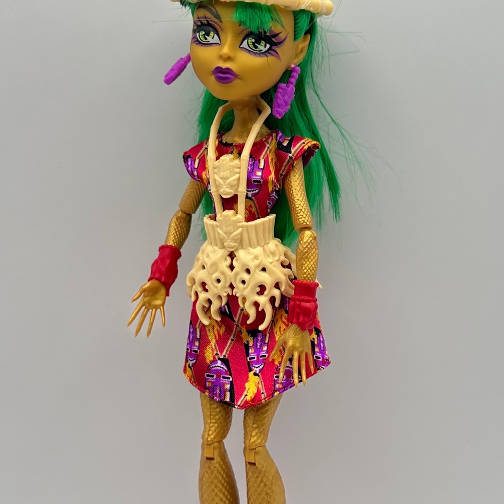 SOLD!!!Monster High Jinafire Long Ghouls Getaway Doll in Great Condition